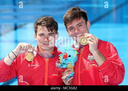 L'Inghilterra del Daniel Goodfellow (sinistra) e Tom Daley (destra) con le loro medaglie d'oro negli uomini sincronizzato 10m Platform Finale al Optus Aquatic Centre durante il giorno nove del 2018 Giochi del Commonwealth in Gold Coast, Australia. Foto Stock