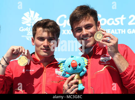 L'Inghilterra del Daniel Goodfellow (sinistra) e Tom Daley (destra) con le loro medaglie d'oro negli uomini sincronizzato 10m Platform Finale al Optus Aquatic Centre durante il giorno nove del 2018 Giochi del Commonwealth in Gold Coast, Australia. Foto Stock