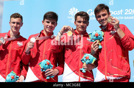 L'Inghilterra del Noah Williams (sinistra) e Matthew Dixon (argento) al fianco di Daniel Goodfellow e Tom Daley (Oro) con le loro medaglie negli uomini sincronizzato 10m Platform Finale al Optus Aquatic Centre durante il giorno nove del 2018 Giochi del Commonwealth in Gold Coast, Australia. Foto Stock
