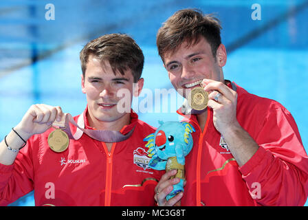 L'Inghilterra del Daniel Goodfellow (sinistra) e Tom Daley (destra) con le loro medaglie d'oro negli uomini sincronizzato 10m Platform Finale al Optus Aquatic Centre durante il giorno nove del 2018 Giochi del Commonwealth in Gold Coast, Australia. Foto Stock