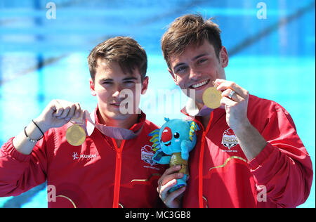 L'Inghilterra del Daniel Goodfellow (sinistra) e Tom Daley (destra) con le loro medaglie d'oro negli uomini sincronizzato 10m Platform Finale al Optus Aquatic Centre durante il giorno nove del 2018 Giochi del Commonwealth in Gold Coast, Australia. Foto Stock