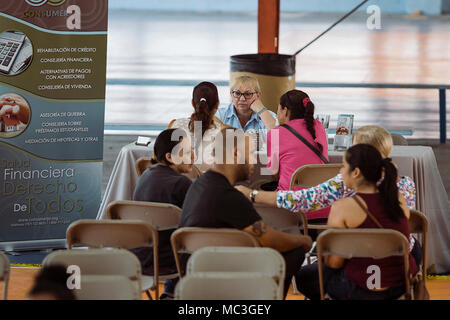 Fajardo, Puerto Rico. Marzo 15, 2018 - membri di un disastro la gestione del caso assistere un superstite durante il Disaster Recovery equa delle risorse in Fajardo. Questo evento fornisce informazioni e assistenza necessaria ai sopravvissuti che permette loro di spostarsi in avanti dopo le devastazioni del ciclone Maria.Le fiere si svolgono in tutta Puerto Rico dove del governo federale e statale, insieme con il settore privato, forniscono indicazioni circa la prevenzione di preclusione, alloggiamento di consulenza, servizi legali, alluvione di assicurazione, mitigazione, titolo e altri problemi. Per ulteriori informazioni chiamate il (817) 372-0852. Foto Stock