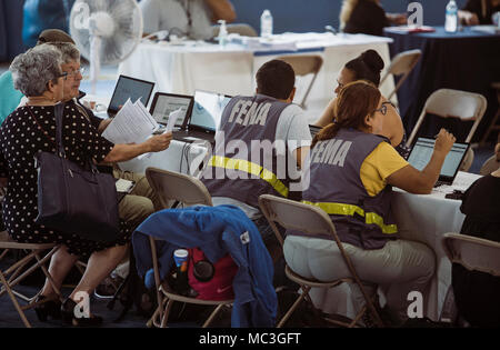 Fajardo, Puerto Rico, Marzo 15, 2018--Federal Emergency Management Agency (FEMA) personale aiutare i sopravvissuti durante il Disaster Recovery equa delle risorse in Fajardo. Questo evento fornisce informazioni e assistenza necessaria ai superstiti, che permette loro di spostarsi in avanti dopo le devastazioni del ciclone Maria. Le fiere sono in atto in tutta Puerto Rico dove del governo federale e statale, insieme con il settore privato, forniscono indicazioni circa la prevenzione di preclusione, alloggiamento di consulenza, servizi legali, alluvione di assicurazione, mitigazione, titolo e altri problemi. Per ulteriori informazioni chiamate il (817) 372-0852. Foto Stock