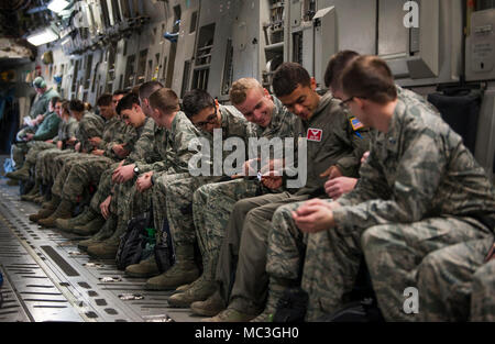 Stati Uniti Air Force riserva la formazione di ufficiali Corps cadetti assegnati a distacco 640 alla Miami University, Ohio, allacciare le cinture di sicurezza a bordo di una C-17 Globemaster III aeromobili a Wright-Patterson AFB, Ohio, 19 marzo 2018. I cadetti è stata data la possibilità di ricevere un "flying classroom" Corso di leadership, mentre anche mostrare un picco nella Air Force ha la missione. Foto Stock