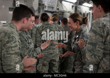 Stati Uniti Air Force riserva la formazione di ufficiali Corps cadetti assegnati a distacco 640 alla Miami University, Ohio, condurre un esercizio di leadership durante un volo corso di leadership a bordo di una C-17 Globemaster III aeromobile dal 445th Airlift Wing a Wright-Patterson Air Force Base, Ohio, 19 marzo 2018. Durante il volo, i cadetti hanno partecipato in esercizi di leadership e la conoscenza acquisita sul loro ruolo come futuro Air Force leader. Foto Stock