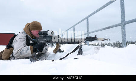 Con Marino Marini Force-Europe rotazionale spara a la forza di contrasto durante la conduzione di operazioni militari terreni urbanizzati (MOUT) formazione durante la fase di esercizio del sole invernale 18 in Boden, Svezia, 19 marzo 2018. Il sole invernale 18 è un esercizio di multinazionali che integra gli elementi smontati con una fanteria meccanizzata e migliora la collaborazione strategica tra Stati Uniti Marines e le forze svedesi in un freddo ambiente. Foto Stock