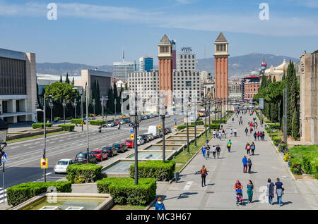 Una vista verso il basso Avinguda de la Reina Maria Cristina verso le Torri Veneziane in Barcellona, Spagna. Foto Stock