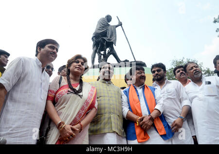 Mukul Roy, Babaul Supriyo, Kailash Vijayvargiy, Rahul Sinha e Roopa Ganaguly (da destra a sinistra) insieme con altri di rendere omaggio al Mahatma Gandhi durante il sit in dimostrazione. Bharatiya Janta Party o BJP leader attivista e prendere parte a un sit in dimostrazione di fronte della statua di Gandhi per protestare contro il governo dello Stato. (Foto di Saikat Paolo / Pacific Stampa) Foto Stock