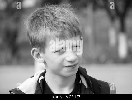 Foto in bianco e nero di un ragazzo serio. Foto Stock