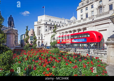 Città di Londra. Un display floreali presso il Royal Exchange, guardando verso la Banca di Inghilterra e gli edifici vicini . Foto Stock