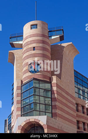 Città di Londra. Postmoderno sviluppo di No1 pollame, progettato da James Stirling e ora ospita un ristorante francese con giardino sul tetto Foto Stock