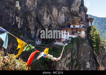 Paro Taktsang aka Tiger's Nest è un antico monastero situato su una scogliera su una montagna a paro, Bhutan Foto Stock