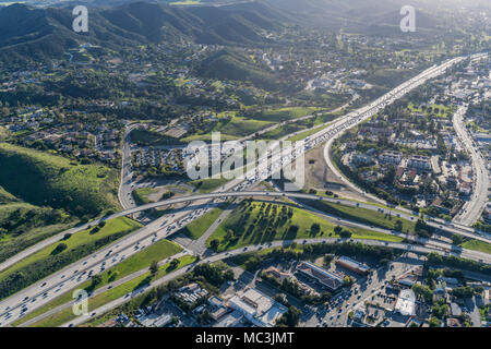 Vista aerea di 101 e 23 Interscambio superstrada nella zona suburbana di Thousand Oaks vicino a Los Angeles, California. Foto Stock