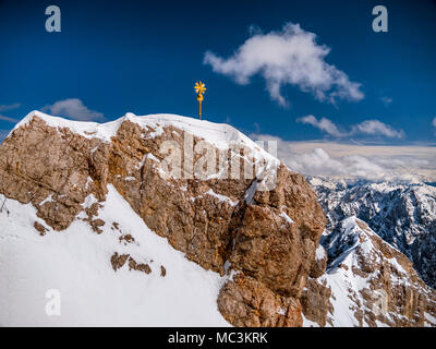 Vertice di croce sulla Zugspitze (2962m), in Germania la più alta montagna della Baviera, Germania, Europa Foto Stock