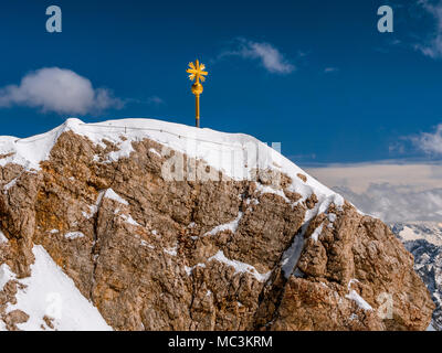 Vertice di croce sulla Zugspitze (2962m), in Germania la più alta montagna della Baviera, Germania, Europa Foto Stock