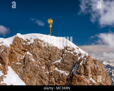 Vertice di croce sulla Zugspitze (2962m), in Germania la più alta montagna della Baviera, Germania, Europa Foto Stock