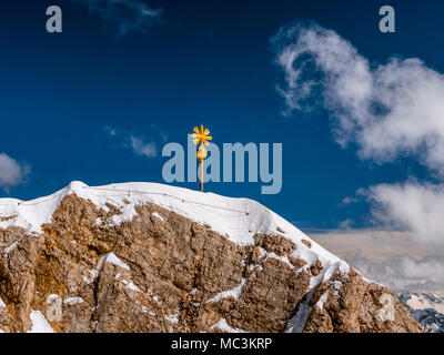 Vertice di croce sulla Zugspitze (2962m), in Germania la più alta montagna della Baviera, Germania, Europa Foto Stock