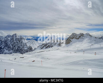 Vista dal Zugspitze (2962m), la Germania è la montagna più alta delle Alpi, Baviera, Germania, Europa Foto Stock