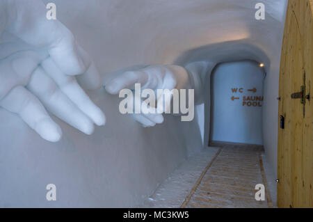 Entrata del villaggio igloo sull altopiano Zugspitzplatt in Zugspitze Ski Area (2962m), Garmisch-Partenkirchen, Alta Baviera, Baviera, Germania, Europa Foto Stock