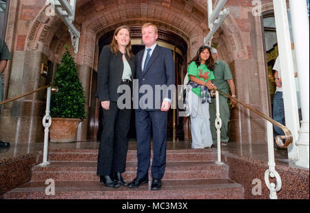 Il leader del gruppo del Partito europeo dei liberali democratici partito, Charles, Kennedy MP, con sua moglie Sara e arrivano a Brighton il Metropole Hotel Foto Stock