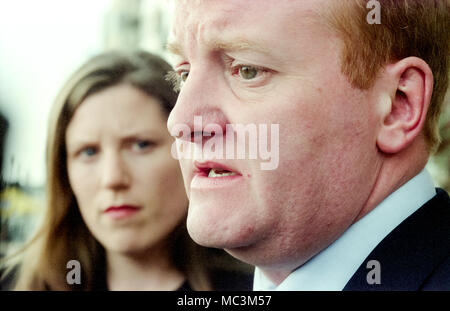 Il leader del gruppo del Partito europeo dei liberali democratici partito, Charles, Kennedy MP, con sua moglie Sara e arrivano a Brighton il Metropole Hotel Foto Stock