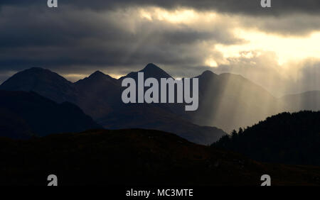 Le cinque sorelle di Kintail illuminato di raggi di luce, Kyle di Loch Alsh, Scozia Foto Stock