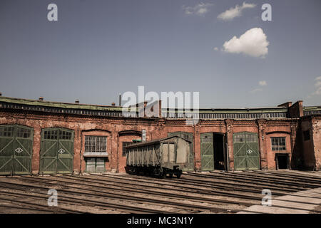 Vecchio arrugginito carro sovietico alla ferrovia abbandonata la piattaforma. Orizzontale fotografia a colori. Foto Stock