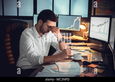 Premuto frustrato commerciante stanchi di sovraffaticamento o sollecitato da fallimento, triste scioccato disperata degli investitori circa la crisi finanziaria o la perdita di denaro, sconvolto bu Foto Stock