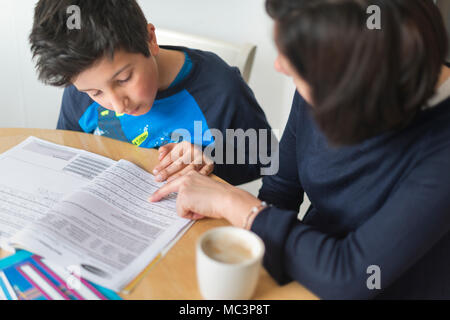 Tutoring Privati a casa-10-11 anni ragazzo avente una lezione di matematica a casa Foto Stock