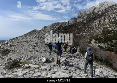 Magnifiche vedute lungo la Costiera Amalfitana dal Monte Tre Calli, con Positano e Capri in lontananza Foto Stock