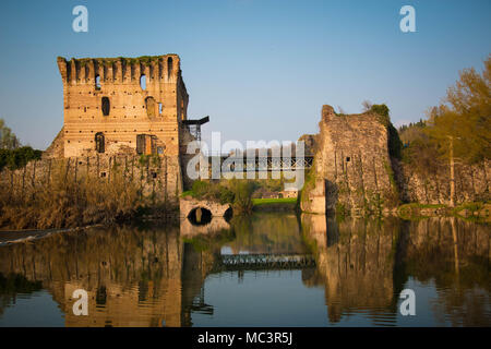 Le rovine di Borghetto sul Mincio torri ponte sul fiume con la pedestrial lane. Regione Veneto, Italia. Foto Stock