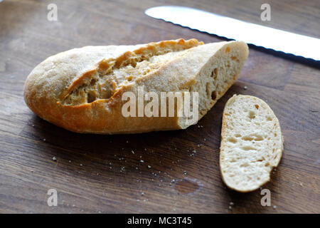 Baguette fetta con il formaggio cheddar. Foto Stock