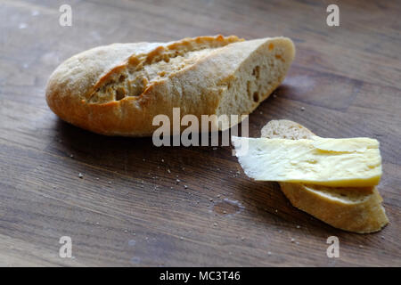 Baguette fetta con il formaggio cheddar. Foto Stock