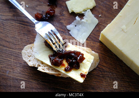 Formaggio e sottaceti sul pane rustico Foto Stock