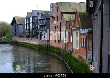 Riverside edifici accanto al fiume Ouse in Lewes, East Sussex, Regno Unito Foto Stock