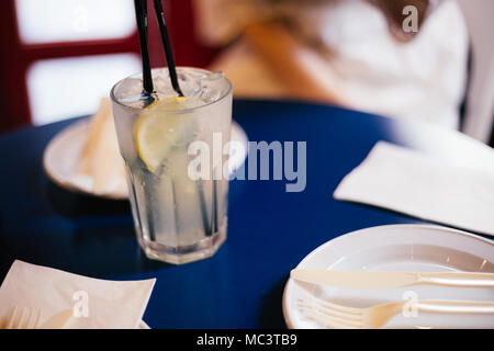 La limonata sul tavolo blu Foto Stock