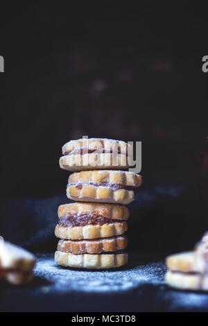 Pila di vaniglia artigianale marmellata di cookie, su sfondo scuro, con spazio di copia Foto Stock