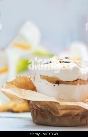 Il tiramisù dessert in plastica trasparente cup; con spazio di copia Foto Stock