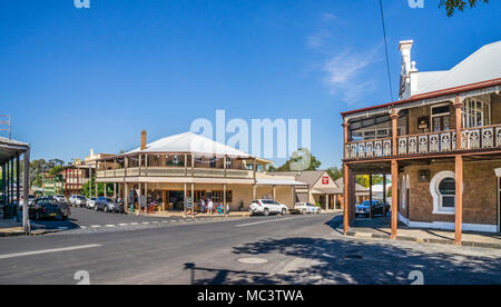 Verande fornendo ombreggiati portici al Victoria e Pym Street nel centro commerciale di la ben conservata histric città di Millthorpe; Central West Foto Stock