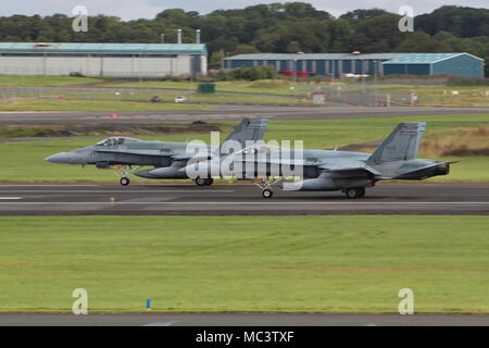 McDonnell Douglas CF-188A calabroni (188770 e 188790) gestito dalla Royal Canadian Air Force, uscire Prestwick International Airport in Ayrshire. Foto Stock