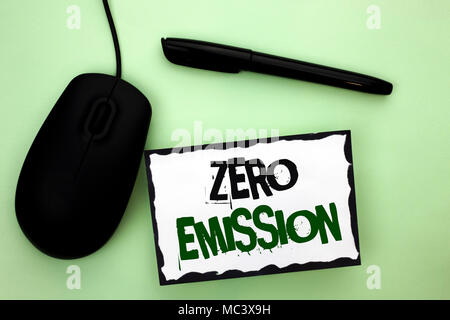 Segno di testo che mostra a zero emissioni. Foto concettuale il motore di sorgente di energia che non emette i prodotti di scarto scritto su una nota adesiva Carta sullo sfondo semplice penna e mouse accanto ad essa. Foto Stock