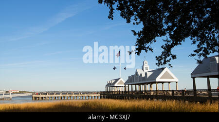 Pier Long Wharf con custom house dock in erba palustre Foto Stock