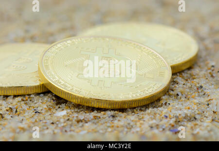 Bitcoins vicino sulla spiaggia, colore oro Foto Stock