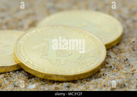 Bitcoins vicino sulla spiaggia, colore oro Foto Stock