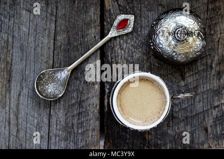Il caffè turco in una tradizionale tazza e cucchiaino su uno sfondo di legno Foto Stock