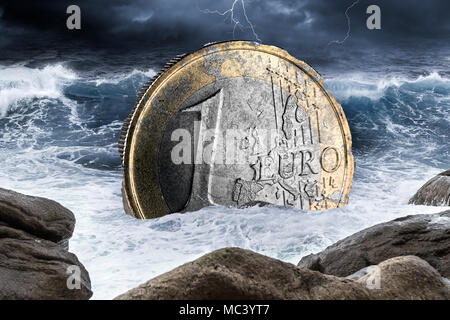 Euro moneta europea crisi una moneta inflazione finance market crash concetto affonda in oceano sfondo temporale Foto Stock