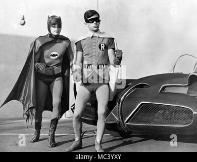 File foto datata 15/02/66 di attore Adam West come Batman (sinistra) e Burt Ward come Robin, raffigurato con la Batmobile. Perso il metraggio di West come Batman dal 1967 insegnare la sicurezza stradale per i bambini dovranno essere sottoposti a screening per la prima volta in più di cinquant'anni. Foto Stock