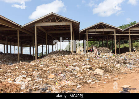 Jinja, Uganda. Il 21 maggio 2017. Una ragazzina di cibo di lavaggio o qualcosa di utile in una discarica in Uganda, Africa. Foto Stock