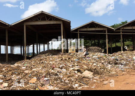 Jinja, Uganda. Il 21 maggio 2017. Una ragazzina di cibo di lavaggio o qualcosa di utile in una discarica in Uganda, Africa. Foto Stock