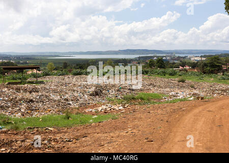 Jinja, Uganda. Il 21 maggio 2017. Una grande discarica di rifiuti tentacolare nei sobborghi della città ugandese di Jinja. Foto Stock